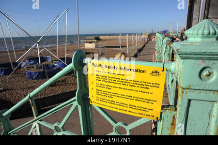 Brighton, UK. 28. Oktober 2014. Großbritannien Wetter. Rat unterzeichnet Warnung Menschen über die Gefahren des Schwimmens im Meer Stockfoto