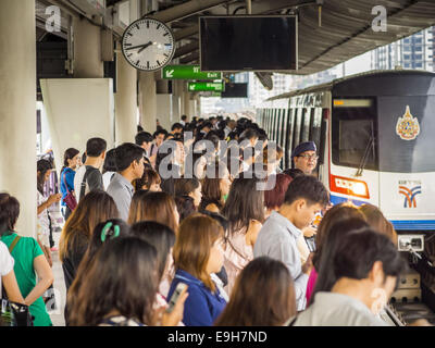 Bangkok, Thailand. 28. Oktober 2014. Der Skytrain (BTS genannt) System hat eine kombinierte Länge von 36 Kilometern und umfasst 34 Stationen, darunter Saphan Taksin. Zwar gibt es zwei Gleise für die meisten Strecken des Systems der Skytrain, der Teil auf der Saphan Taksin Brücke überspannt den Fluss Chao Phraya hat nur eine Spur aus Platzgründen einen Engpass verursacht, wenn eine ausgehende und eingehende an der Brücke zur gleichen Zeit ankommen. Bildnachweis: ZUMA Press, Inc./Alamy Live-Nachrichten Stockfoto