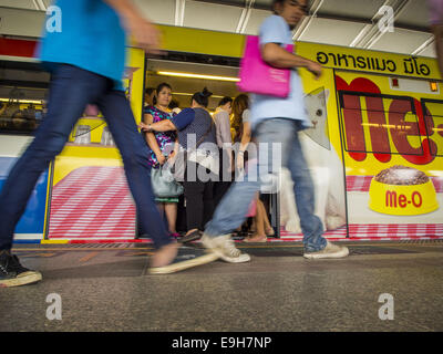 Bangkok, Thailand. 28. Oktober 2014. Passagiere erhalten und mit dem Skytrain Haltestelle Saphan Taksin. Der Skytrain (BTS genannt) System hat eine kombinierte Länge von 36 Kilometern und umfasst 34 Stationen, darunter Saphan Taksin. Zwar gibt es zwei Gleise für die meisten Strecken des Systems der Skytrain, der Teil auf der Saphan Taksin Brücke überspannt den Fluss Chao Phraya hat nur eine Spur aus Platzgründen einen Engpass verursacht, wenn eine ausgehende und eingehende an der Brücke zur gleichen Zeit ankommen. Bildnachweis: ZUMA Press, Inc./Alamy Live-Nachrichten Stockfoto