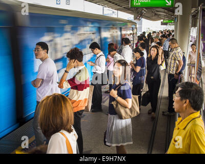 Bangkok, Thailand. 28. Oktober 2014. Der Skytrain (BTS genannt) System hat eine kombinierte Länge von 36 Kilometern und umfasst 34 Stationen, darunter Saphan Taksin. Zwar gibt es zwei Gleise für die meisten Strecken des Systems der Skytrain, der Teil auf der Saphan Taksin Brücke überspannt den Fluss Chao Phraya hat nur eine Spur aus Platzgründen einen Engpass verursacht, wenn eine ausgehende und eingehende an der Brücke zur gleichen Zeit ankommen. Bildnachweis: ZUMA Press, Inc./Alamy Live-Nachrichten Stockfoto