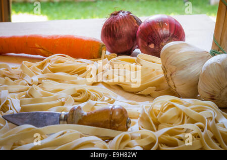 Bandnudeln oder Tagliatelle schneiden bereit, Kochen mit Gemüse Stockfoto