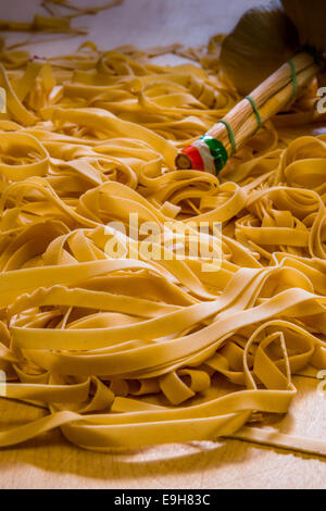 Bandnudeln oder Tagliatelle schneiden bereit, Kochen Stockfoto