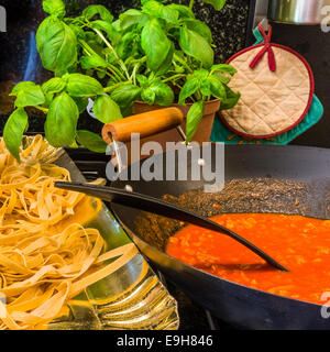 Bandnudeln oder Tagliatelle mit Sauce Bolognese Kochen bereit Stockfoto