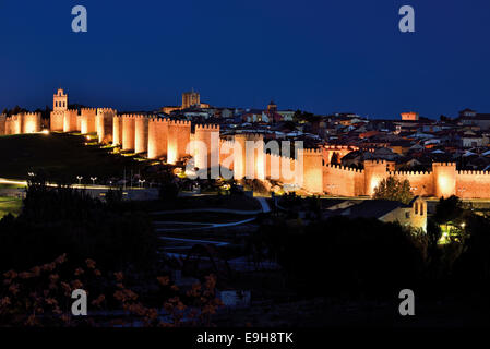 Spanien, Castilla-León: Nächtliche Blick auf den mittelalterlichen Stadtmauern der Weltkulturerbe Stadt Ávila Stockfoto