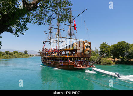 Ausflugsschiff auf dem Manavgat-Fluss, in der Nähe von Manavgat, Provinz Antalya, Türkei Stockfoto