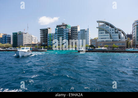 Hochhäuser in den Hafen von Malé, Nord Male Atoll, Indischer Ozean, Malediven Stockfoto