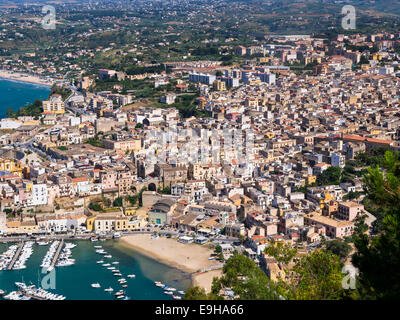 Ansicht von Castellammare del Golfo, mit arabisch-normannischen Castell, Provinz Trapani, Sizilien, Italien Stockfoto