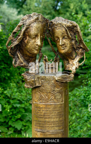 Bronzene Stele von Joseph Michael Neustift, Liebe, Herzog Albrecht III. und Agnes Bernauer, Skulptur Garten von Schloss-Denkmal Stockfoto