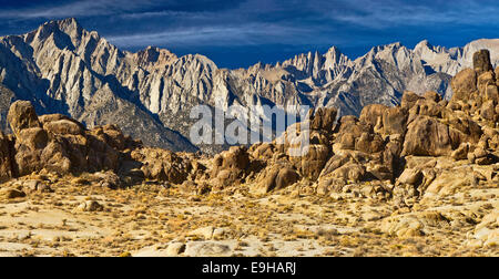 Mount Whitney, Eastern Sierra Nevada, Blick vom Alabama Hills, in der Nähe von Lone Pine, Kalifornien, USA Stockfoto