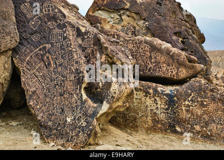 Petroglyphen an Fisch Slough Road in Chalfant Valley in der Nähe von Bischof, Owens Valley, Mojave-Wüste, Kalifornien, USA Stockfoto