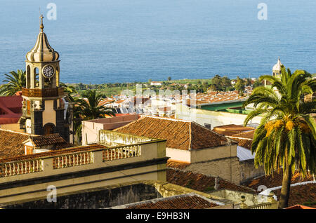 Blick über die Dächer in Richtung Küste, La Orotava, Teneriffa, Kanarische Inseln, Spanien Stockfoto