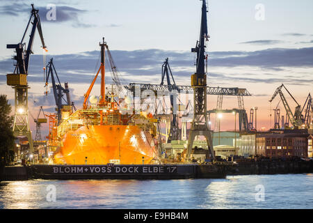 Containerschiff im Trockendock im Hafen, Hamburg, Hamburg, Deutschland Stockfoto