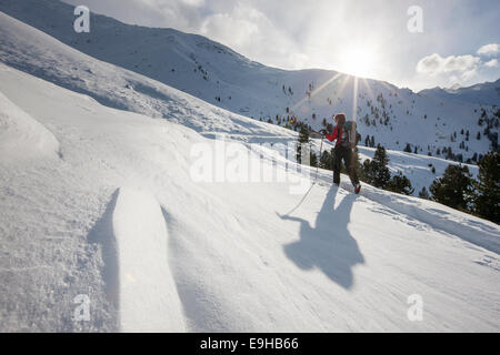 Frau beim Aufstieg oberhalb der Baumgrenze auf eine Ski-Tour, in der Nähe von Kühtai, Tirol, Österreich Stockfoto