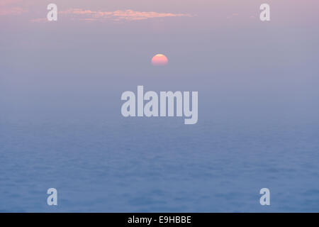 Sonnenuntergang über einer tief verschneiten Wiese, Thüringen, Deutschland Stockfoto