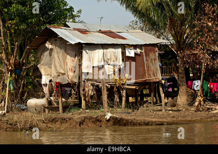 Hütte, Wellblech Hütte am Fluss Sangker, in der Nähe von Battambang Provinz Battambang, Kambodscha Stockfoto