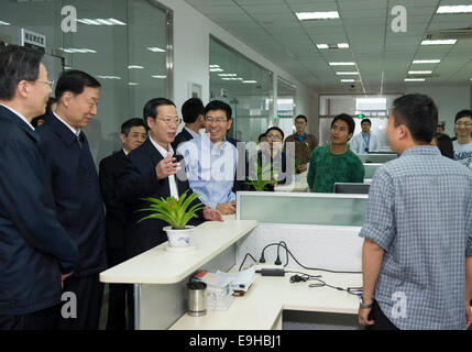 Peking, China Provinz Jiangxi. 27. Oktober 2014. Chinesischer Vize-Premier Zhang Gaoli (3. L Front) spricht mit jungen Mitarbeitern, als er die Vinno Corporation in Suzhou, Osten Chinas Jiangxi Provinz, 27. Oktober 2014 besucht. Zhang war am Montag auf einer Inspektionsreise in Jiangsu. Bildnachweis: Wang Ye/Xinhua/Alamy Live-Nachrichten Stockfoto