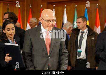 Berlin, Deutschland. 28. Oktober 2014. Die Eröffnungssitzung mit Äußerungen von Außenminister Steinmeier, UN-Hochkommissarin Guterres und Delegationen während der Konferenz über die syrische Flüchtlingssituation – Unterstützung der Stabilität in der Region Berlin haben bei der deutschen ausländischen Officce am 28. Oktober 2014 in Berlin, Deutschland. / Bild: Premierminister der Republik Libanon, Tammam Salam, Credit: Reynaldo Chaib Paganelli/Alamy Live-Nachrichten Stockfoto