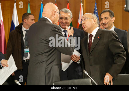 Berlin, Deutschland. 28. Oktober 2014. Die Eröffnungssitzung mit Äußerungen von Außenminister Steinmeier, UN-Hochkommissarin Guterres und Delegationen während der Konferenz über die syrische Flüchtlingssituation – Unterstützung der Stabilität in der Region Berlin haben bei der deutschen ausländischen Officce am 28. Oktober 2014 in Berlin, Deutschland. / Bild: Premierminister der Republik Libanon, Tammam Salam und??? Bildnachweis: Reynaldo Chaib Paganelli/Alamy Live-Nachrichten Stockfoto