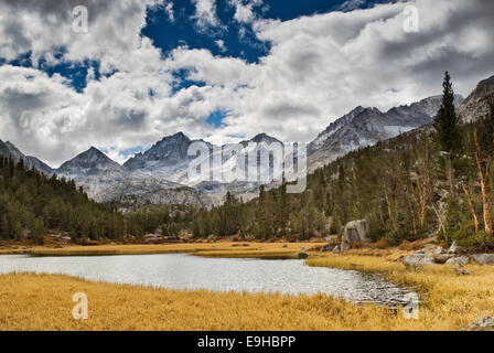 Mt Julius Caesar, Mt Abt über Heart Lake, John Muir Wilderness, Inyo National Forest, östliche Sierra Nevada, Kalifornien, USA Stockfoto