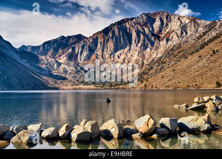 Mann im Boot Fischen am Convict Lake, Laurel Mountain in Ferne, östliche Sierra Nevada, Kalifornien, USA Stockfoto