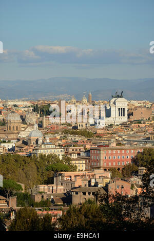 Rom. Italien. Blick über die Stadt in Richtung Piazza Venezia von der Piazza Garibaldi auf dem Gianicolo-Hügel. Stockfoto