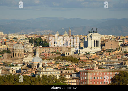 Rom. Italien. Blick über die Stadt in Richtung Piazza Venezia von der Piazza Garibaldi auf dem Gianicolo-Hügel. Stockfoto