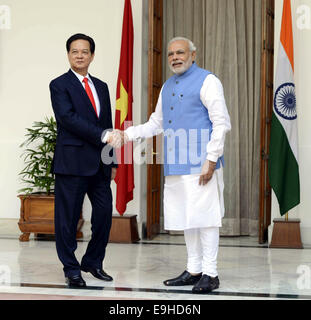 Neu-Delhi, Indien. 28. Oktober 2014. Indian Prime Minister Narendra Modi (R) schüttelt Hände mit seinem vietnamesischen Amtskollegen Nguyen Tan Dung in Hyderabad Haus in Neu-Delhi, Indien, am 28. Oktober 2014. Nguyen Tan Dung kam am Montag für einen zweitägigen Besuch in Indien. Bildnachweis: Partha Sarkar/Xinhua/Alamy Live-Nachrichten Stockfoto