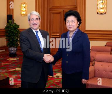 Peking, China. 28. Oktober 2014. Chinese Vice Premier Liu Yandong (R) trifft sich mit Yale Universität Präsident Peter Salovey in Peking, Hauptstadt von China, 28. Oktober 2014. Bildnachweis: Ding Lin/Xinhua/Alamy Live-Nachrichten Stockfoto