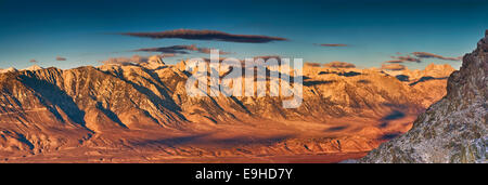 Östliche Sierra Nevada mit Mt Whitney gesehen über Owens Valley von Cerro Gordo Straße im Inyo Berge, Sonnenaufgang, Kalifornien, USA Stockfoto