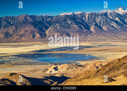 Owens Lake und der östlichen Sierra Nevada gesehen über Owens Valley von Cerro Gordo Straße im Inyo Mtns bei Sonnenaufgang, Kalifornien, USA Stockfoto