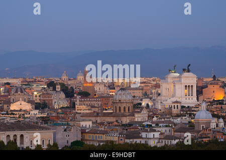 Rom. Italien. Blick über die Stadt in Richtung Piazza Venezia von der Piazza Garibaldi auf dem Gianicolo-Hügel. Stockfoto