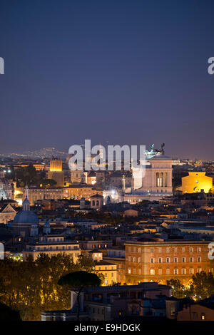 Rom. Italien. Blick über die Stadt in Richtung Piazza Venezia von der Piazza Garibaldi auf dem Gianicolo-Hügel. Stockfoto