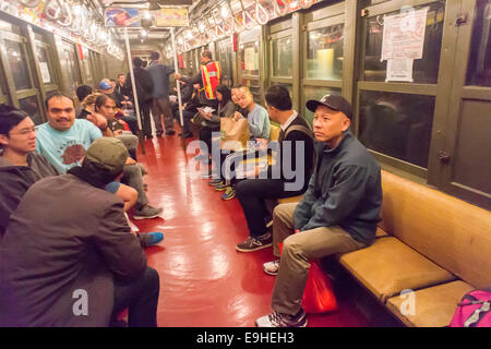 U-Bahn-Buffs, New Yorker und verwirrt Touristen eine Zeitreise zurück u-Bahn Stockfoto