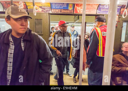 U-Bahn-Buffs, New Yorker und verwirrt Touristen eine Zeitreise zurück u-Bahn Stockfoto