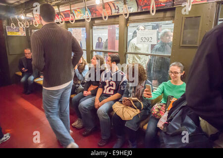 U-Bahn-Buffs, New Yorker und verwirrt Touristen eine Zeitreise zurück u-Bahn Stockfoto