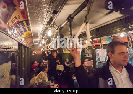 U-Bahn-Buffs, New Yorker und verwirrt Touristen eine Zeitreise zurück u-Bahn Stockfoto