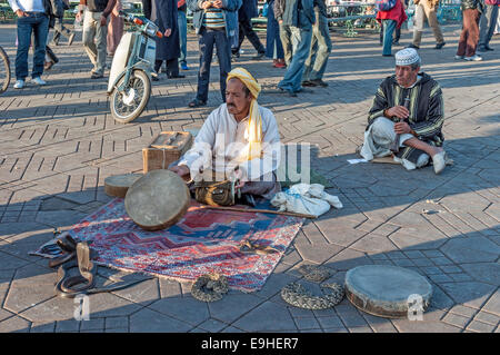 Schlangenbeschwörer auf dem Platz Djemaa el-Fna Platz in Marrakesch. 22. November 2008 in Marrakesch, Marokko Stockfoto