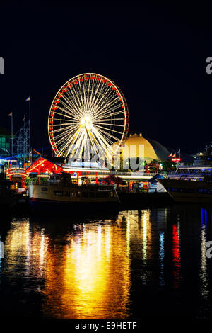 Navy Pier in Chicago in der Nacht Stockfoto