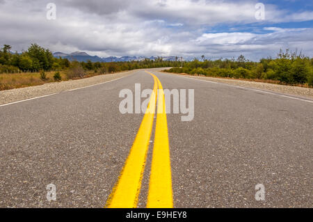 lebendige Bild der Autobahn und blauer Himmel Stockfoto