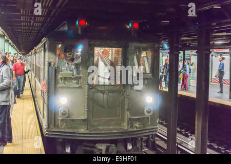 Eine Vintage-Lo-V (Low Voltage) MTA Nostalgie Zug kommt an der 96th Street Stockfoto