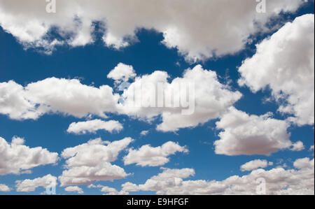 bewölkter Himmelshintergrund Stockfoto