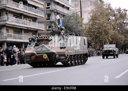 Thessaloniki, Griechenland. 28. Oktober 2014. Ein M113 Fahrzeug der griechischen Armee während einer Militärparade, die in Thessaloniki durch die Feierlichkeiten des 28. Oktober Jubiläum, das Datum stattfand, dass Griechenland den zweiten Weltkrieg im Jahre 1940 trat. Bildnachweis: Giannis Papanikos/Alamy Live-Nachrichten Stockfoto