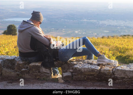 paar küssen Frühling Datum im freien dating Herbst 'Kopieren Raum' Beziehung junge Erwachsene Sonnenuntergang Silhouette Lebensstil Stockfoto