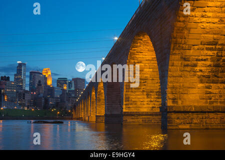 STEIN-BOGEN-BRÜCKE MISSISSIPPI RIVER MINNEAPOLIS MINNESOTA USA Stockfoto