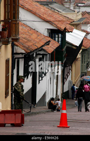 Soldaten Sie auf den Straßen von La Candelaria Bezirk von Bogota, Kolumbien Stockfoto