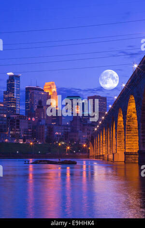 STEIN-BOGEN-BRÜCKE MISSISSIPPI RIVER MINNEAPOLIS MINNESOTA USA Stockfoto