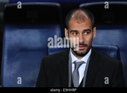 BARCELONA - 10 Nov.: Josep Pep Guardiola sitzen auf der Bank im Camp Nou Stadion auf den spanischen Pokal (Copa del Rey) übereinstimmen Stockfoto