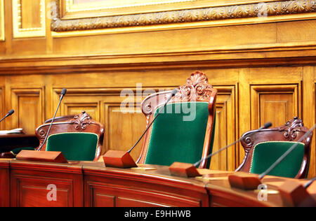 Leeren Sie Vintage Gerichtssaal mit Tisch, Stühlen und Mikrofone. Stockfoto