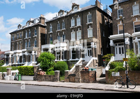 Rasen Road, einer Straße 3-geschossiges viktorianischen Gehäuse im Norden von London. Stockfoto