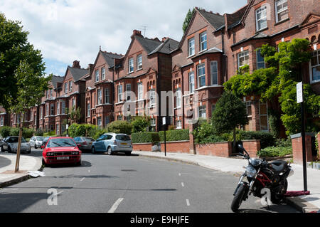 Nachteil Crescent, eine Straße von 3 Etagen-Wohnungen im Norden von London. Stockfoto